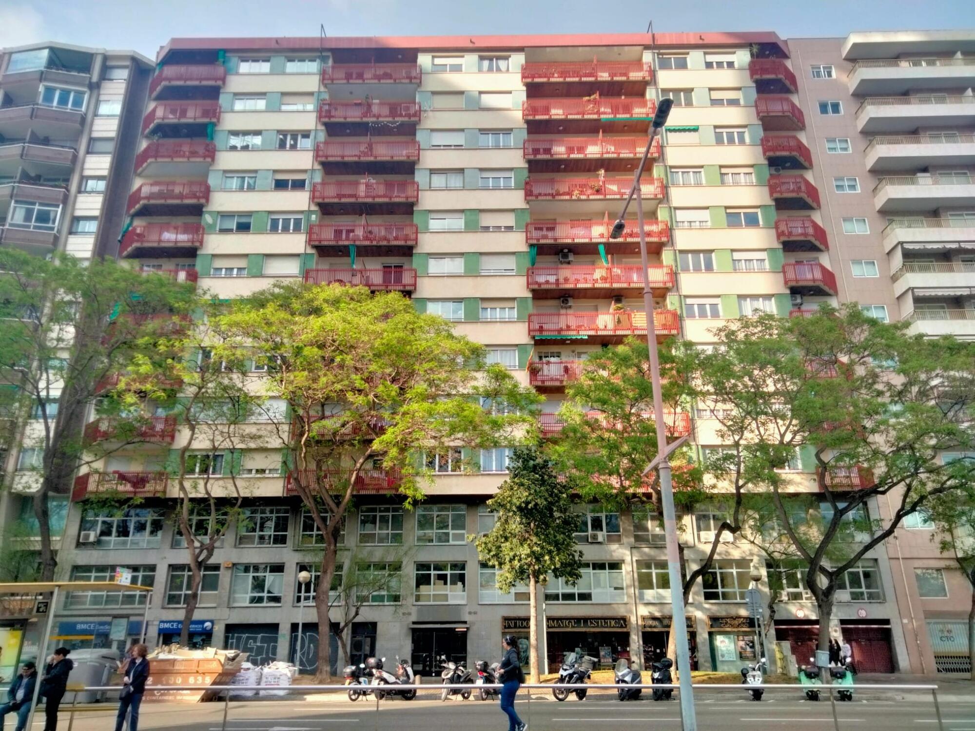 Fachada del Bloc Tarragona, donde la inmobiliaria Gallardó pretendía instalar 120 pisos turísticos. La presión vecinal consiguió que se quedaran en 42.